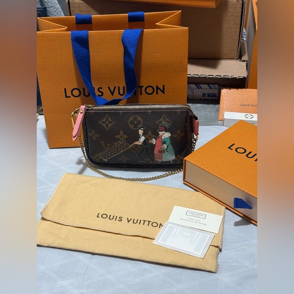 Louis Vuitton Limited Edition Mini Pochette Accessoires🎀 - Picture 2 of 14